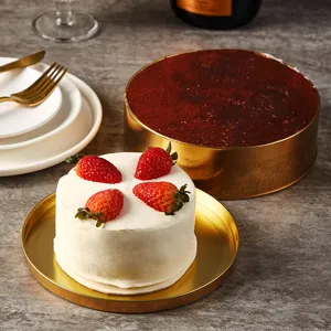 Ensemble de boîtes à gâteaux en métal doré et rangement au design élégant pour desserts.