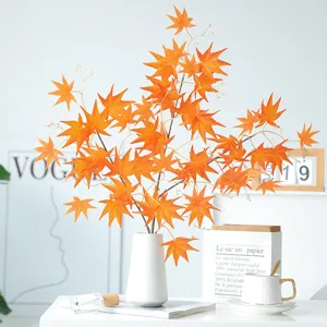 Künstliche Ahornblätter Herbst Dekoration künstliche Pflanze mit weißer Keramikvase Setup Tisch.