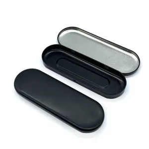 Scatola di latta nera in metallo con coperchio a cerniera per riporre pennelli e strumenti.