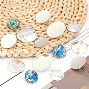 Bandejas de bisutería con broche plateado para joyería hecha a mano DIY y detalles.
