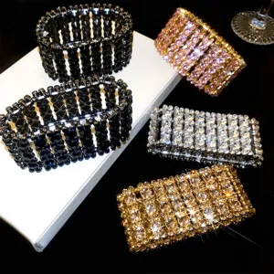 Detailansicht glitzernder breiter quadratischer Strassarmbänder, luxuriöser Damenschmuck.