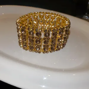 Goldener, breiter, mehrreihiger Strass-Armreif, Luxus-Modeschmuck für Damen und Frauen.