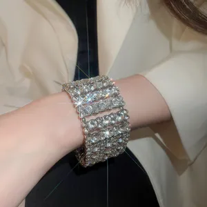 Breites Kristall Strass Manschetten Armband Detail, glänzender mehrlagiger Armschmuck.
