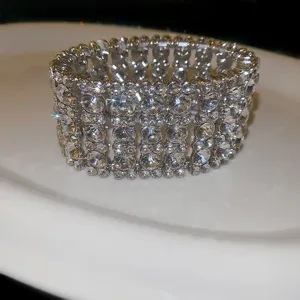 Glänzendes breites Strassarmband Kristall Manschette Luxus Silber Modeschmuck Detail