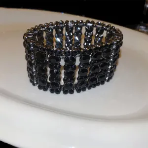 Elegantes breites schwarzes Strass-Armband mit funkelnden Kristallen für Damen Mode.