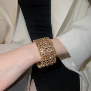 Elegantes breites Strassarmband für Damen, luxuriöse goldene Armspange glänzender Modeschmuck.