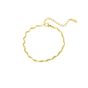 Minimalistisches, 18 Karat vergoldetes Edelstahl-Wellenkettenarmband für Damen auf weißem Grund