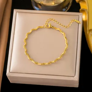 Detail eines goldenen Wellenkettenarmbands mit verstellbarer Verlängerung auf Box