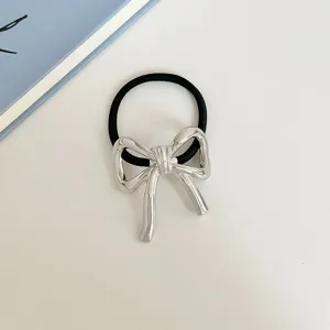 Dettaglio elastico capelli fiocco argento minimalista, elegante accessorio per capelli francese.