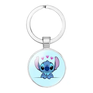 Grazioso portachiavi Stitch con cuoricini, anello in metallo lucido e ciondolo rotondo dettagliato.