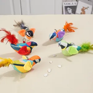 Bunte Plüschvogel Katzenspielzeuge mit Federschwanz und Flügeln für interaktives Katzenspiel.
