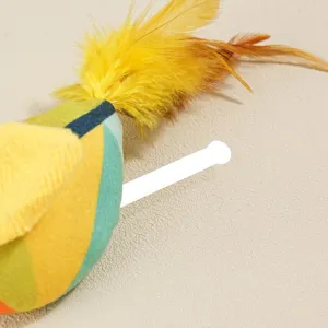 Nahaufnahme eines bunten Plüsch-Katzenspielzeugs mit leuchtend gelben Federn für interaktiven Spaß.