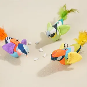 Plüschvogel Katzenspielzeug Detail mit bunten Federn und Aufhängeschlaufe, Haustier.