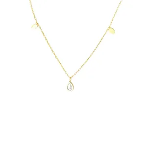 Collier ras du cou doré élégant avec un pendentif diamant blanc et petits disques.