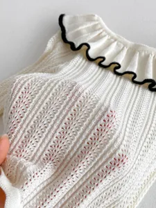 Kleinkind weißes Stricktop mit süßem schwarzen Kontrast Puppenkragen atmungsaktiv.