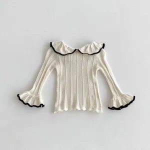 Schickes Strick-Oberteil Detail mit feinem Rüschen-Puppenkragen und schwarzen Kontrastkanten.