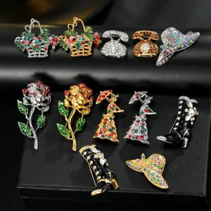 Glänzende Strass Legierung Broschen mit verschiedenen Vintage-Designs wie Rosen und Stiefeln.