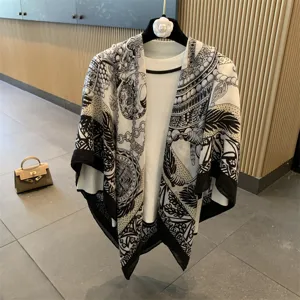 Grande foulard quadrato estivo scialle con motivo a catena nero e bianco elegante protezione solare.