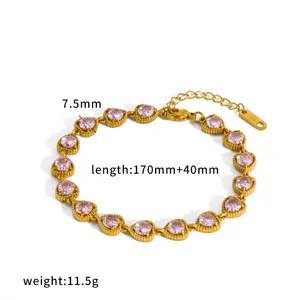 Pulsera elegante de acero inoxidable chapado en oro 18k con cristales rosa en forma de corazón.