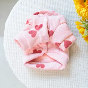 Sudadera de lana polar rosa para mascotas con corazones rojos, detalle de ropa para cachorros.