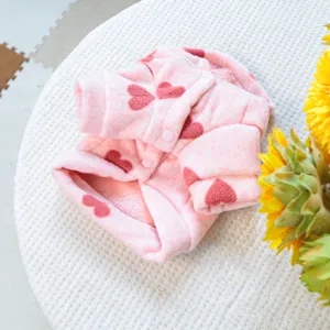 Bonita sudadera con capucha de felpa rosa con corazones para perro pequeño, detalle de cachorro.