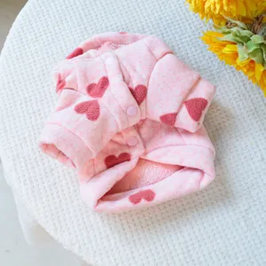 Sudadera de felpa rosa para perro con corazones, ropa de invierno acogedora para cachorros.