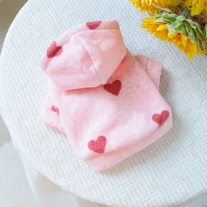 Sudadera rosa para mascotas con corazones rojos, forro polar suave para perros pequeños y cachorros.