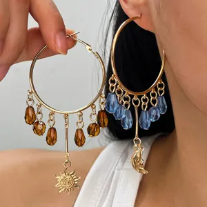 Boho zon en maan kristal franje oorringen detail close-up toont prachtig design.