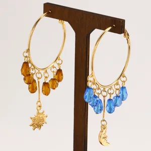 Boheemse asymmetrische zon maan druppel kristal oorbellen detail gouden hoepels sieraden