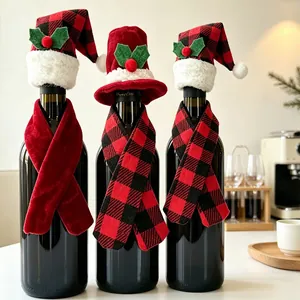 Detailansicht von Weihnachts-Weinflaschenhüllen mit rot-schwarzen Karo-Hüten und Schals