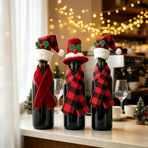 Festliche Weinflaschen-Deko mit rot-schwarz karierten Weihnachtsmützen und Schals