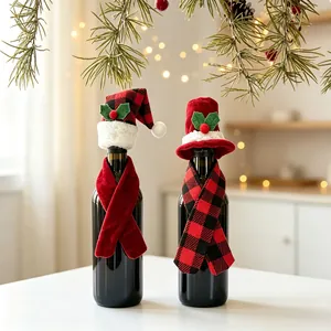 Detailansicht von Weihnachts-Weinflaschenhüten und -schals auf einem festlichen Tisch.