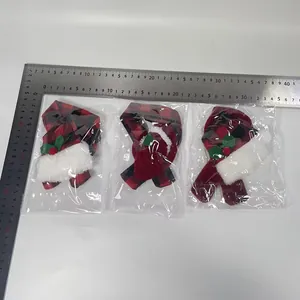 Detailansicht von rot-schwarz karierten Weihnachts-Weinflaschenhüllen mit Maßstab.