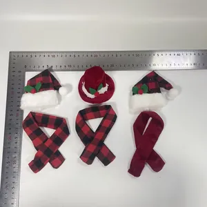 Detailansicht der rot-schwarz karierten Weihnachts-Weinflaschendekorationen mit Maßstab