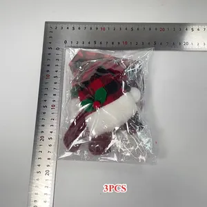 Detail der 3-teiligen Weihnachts-Weinflaschenhüllen in Rot und Schwarz mit Linealen gezeigt