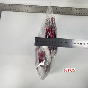 12er Pack rot-schwarz karierte Weihnachts-Weinflaschenhüllen, zeigt die Verpackungsdicke.
