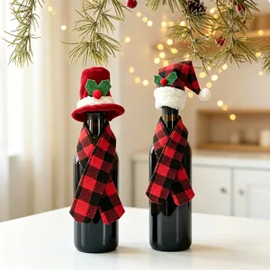Kreatives Weihnachts-Flaschen-Deko Set mit rot-schwarzem Karomuster Hut und Schal für Tische