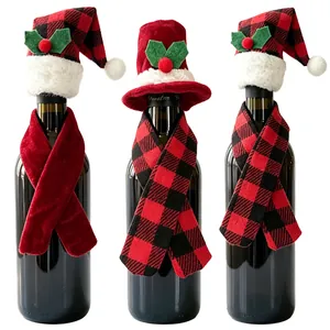 Festliches Weihnachts-Weinflaschen-Set mit rot-schwarzen Karohüten und Mini-Schals.