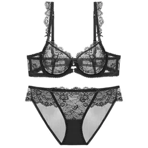Elegante sexy zwarte kanten lingerieset met flinterdunne beha en bijpassende slip.