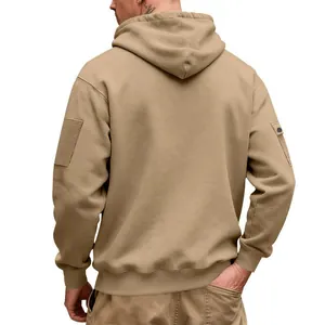 Vista posteriore di una felpa con cappuccio in pile pesante kaki con tasche tattiche sul braccio