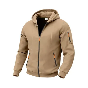 Dettaglio di felpa con cappuccio e zip in pile pesante da uomo in tonalità cachi