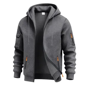 Dettaglio di felpa con cappuccio grigia in pile pesante con vivaci accenti arancioni sulle zip
