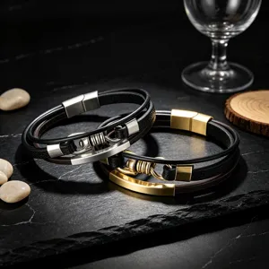 Details van de meerlaagse lederen armband met magneetsluiting en metalen plaat voor streetwear.