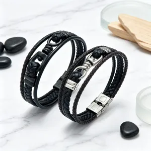 Close-up detail van meerlaagse lederen gevlochten armband met metalen gesp voor streetwear.
