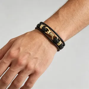 Heren meervoudige leren armband streetwear stijl met metalen haak detail weergave.