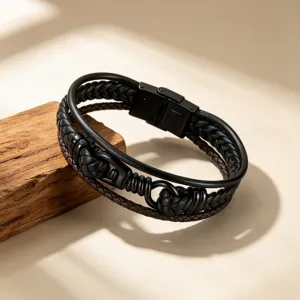 Gedetailleerde opname van de meerlaagse lederen armband met metalen magneetsluiting.