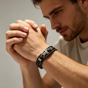 Heren meerlaagse leren armband close-up, zwart bruin gevlochten met magnetische sluiting.
