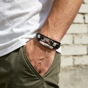 Detailweergave van de meerlaagse lederen herenarmband met stedelijke stijl en metalen plaat