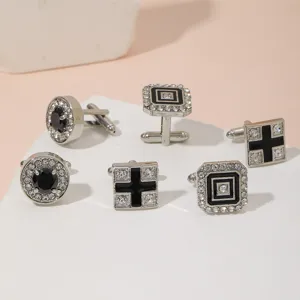 Élégant ensemble de boutons de manchette en métal et strass pour chemise d'affaires.