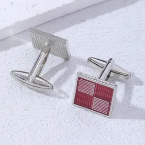 Gros plan de boutons de manchette carrés élégants avec motif de grille géométrique.